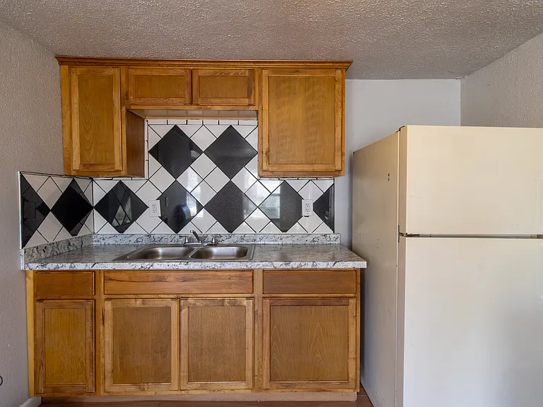 2202 Monroe St — Photo 5