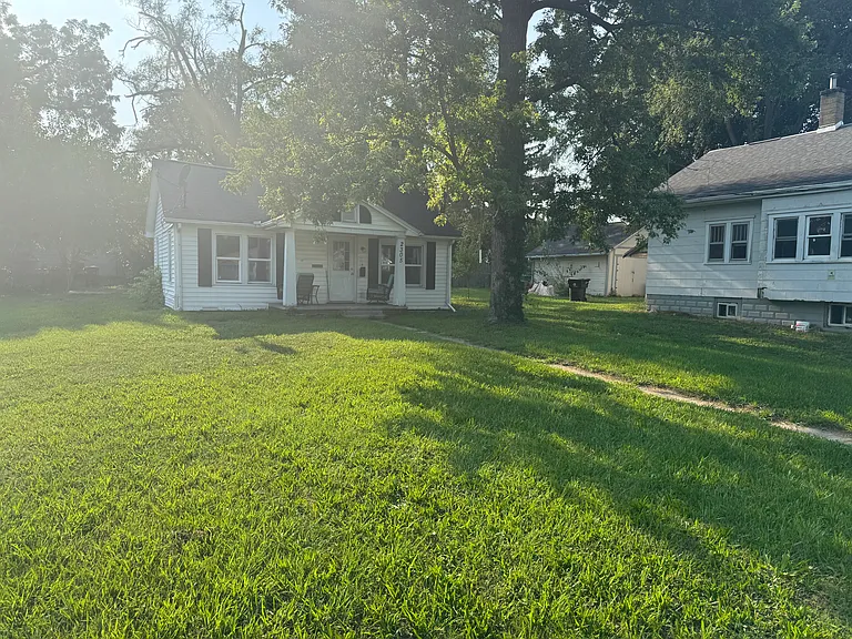 2305 N Ellis St — Photo 1