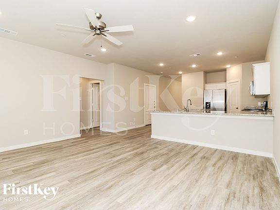 4th image of 621 Sophia Way