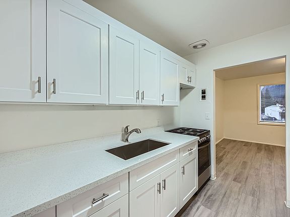 3rd image of 412 E North Bend Way #4