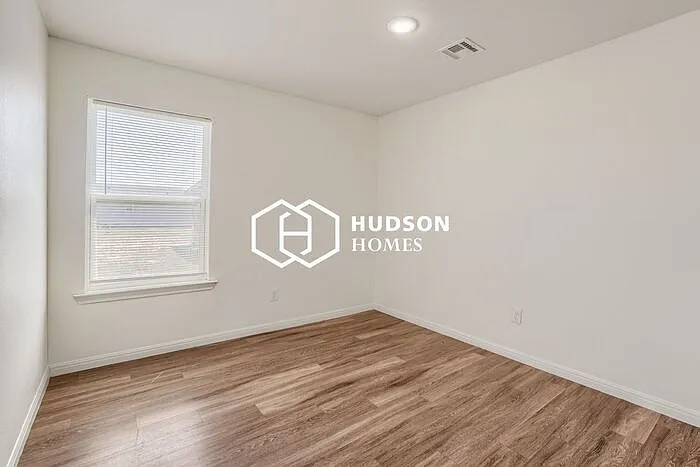 1006 David Ave — Photo 8