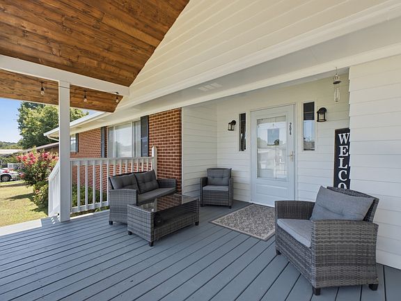 4th image of 204 Meadowbrook Dr SE