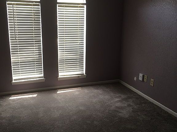 5th image of 4002 Oak Forest Dr