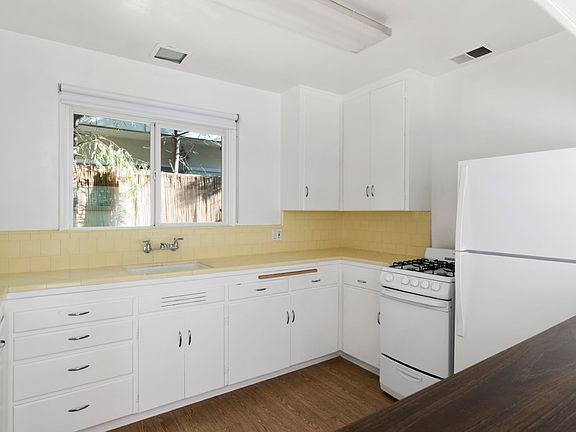 4th image of 1550 Miramar Dr APT 1