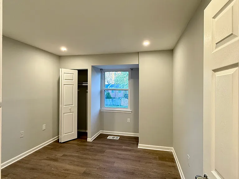 238 N Stevenson Sq — Photo 18