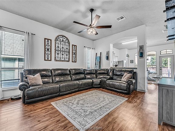 5th image of 1081 Venice Dr