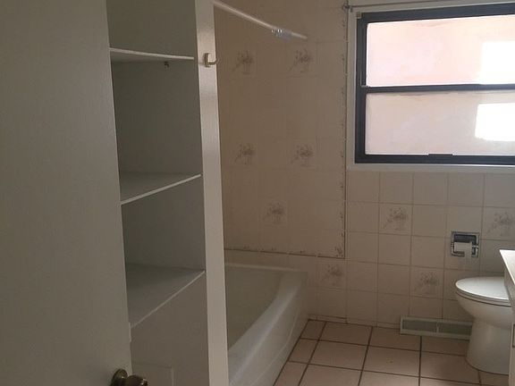 5th image of 1017 Manzano Ct NW