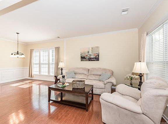 3rd image of 4483 Huntington Dr