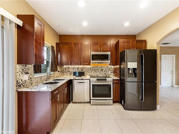 5th image of 2530 Everglades Blvd N
