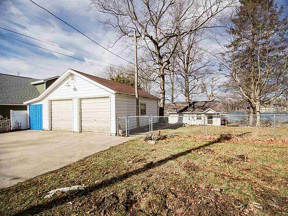 3rd image of 2921 E Crescent Ave