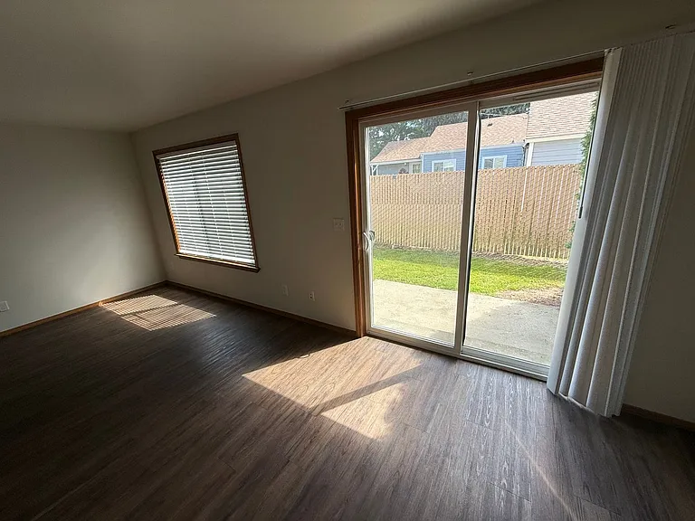 205-211 Thompson Pl — Photo 2