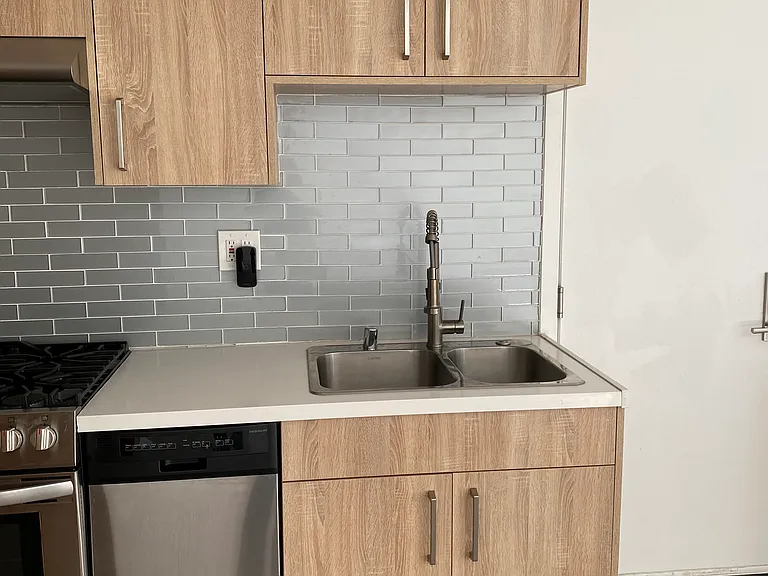 2300 Carmona Ave — Photo 19