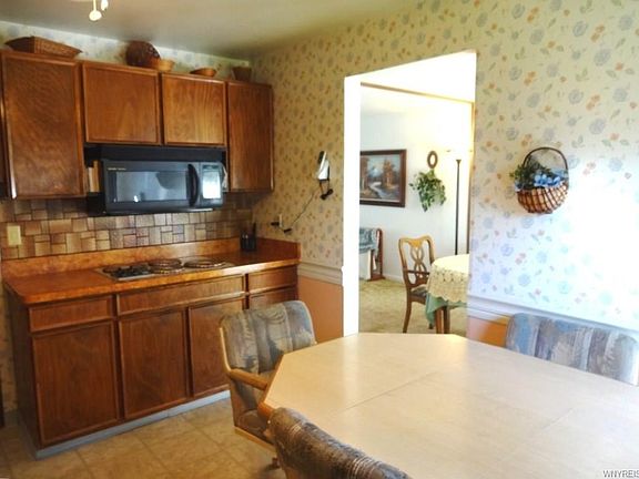 5th image of 23 Broadmoor Dr