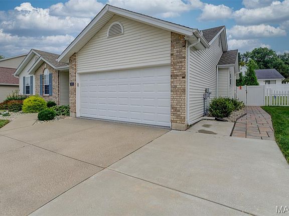 3rd image of 1019 Treeshade Dr