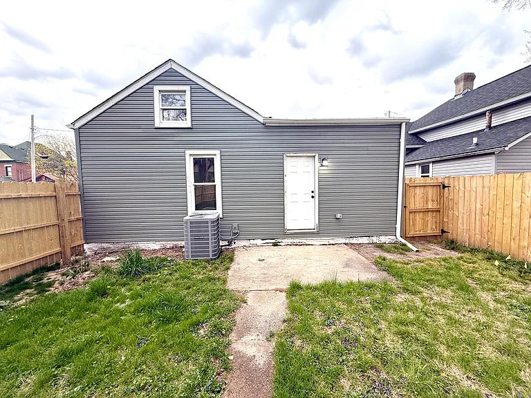 218 Clover St #218 — Photo 2