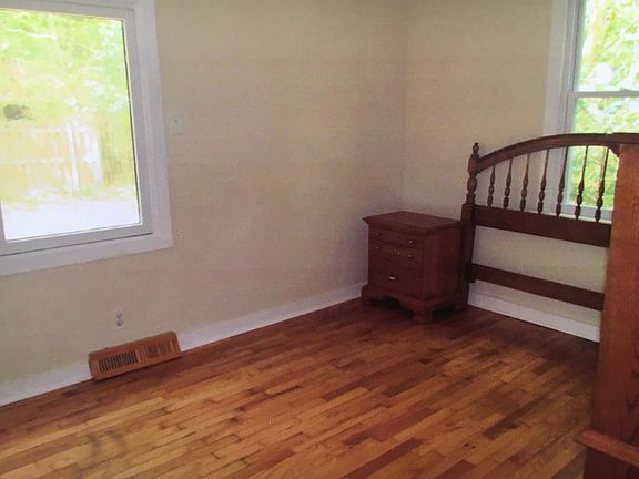2nd image of 15355 Cove St
