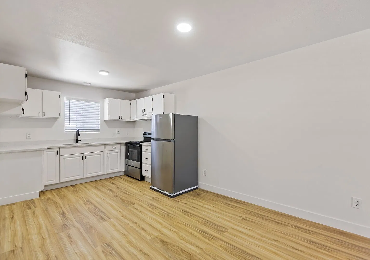 241 W Philadelphia Avenue — Photo 3