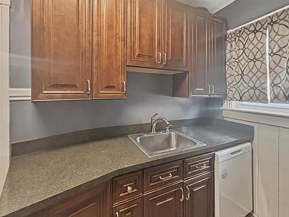 5th image of 646 Maple Street