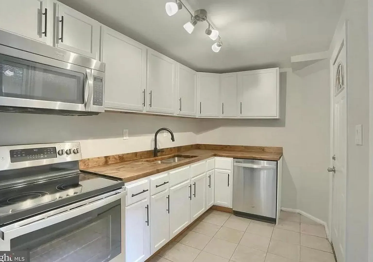 Spacious 3 Bedroom on 2nd — Photo 3