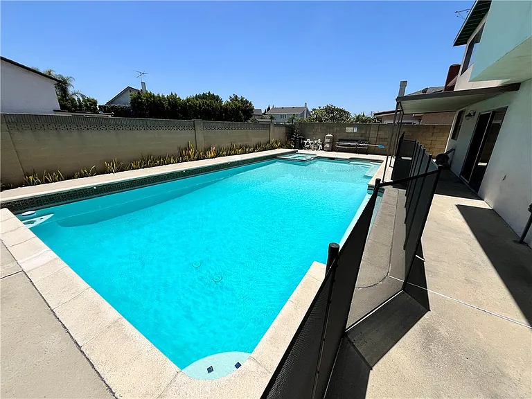 8252 Suffield St — Photo 3