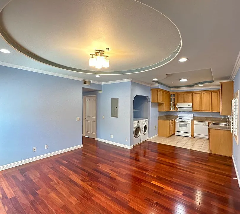120 De Anza St #202