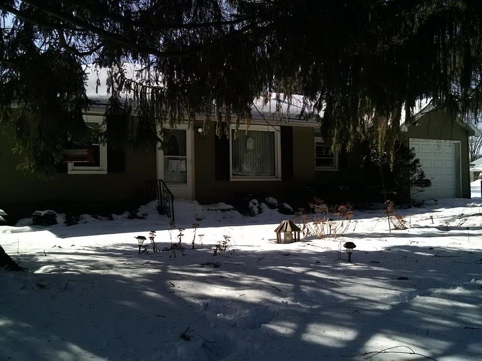 1st image of 132 Carleton Dr N