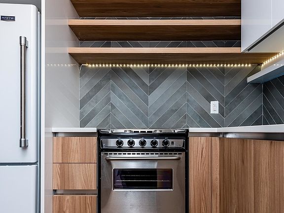 4th image of 555 Graham Ave APT 2R