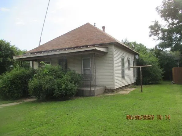 822 State St, Larned, KS 67550