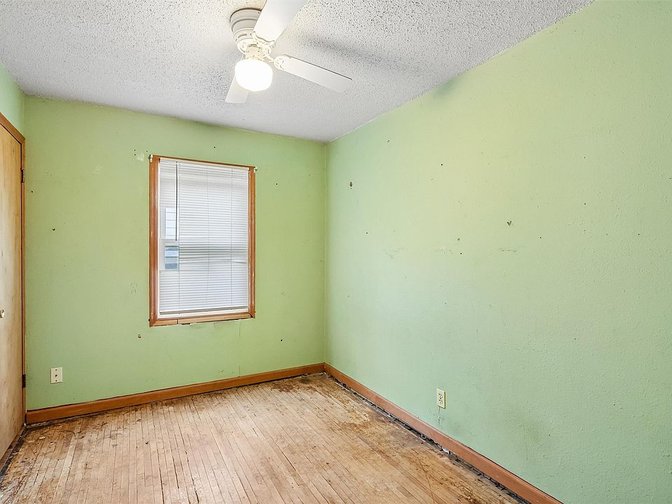 16th image of 2814 E Walnut St