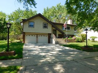 710 Cambridge Dr, Schaumburg, IL 60193