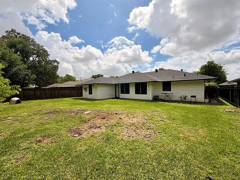 6211 Schevers St — Photo 28