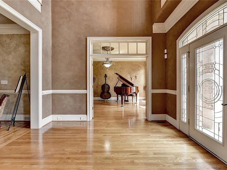8910 Pinehurst Cv — Photo 12