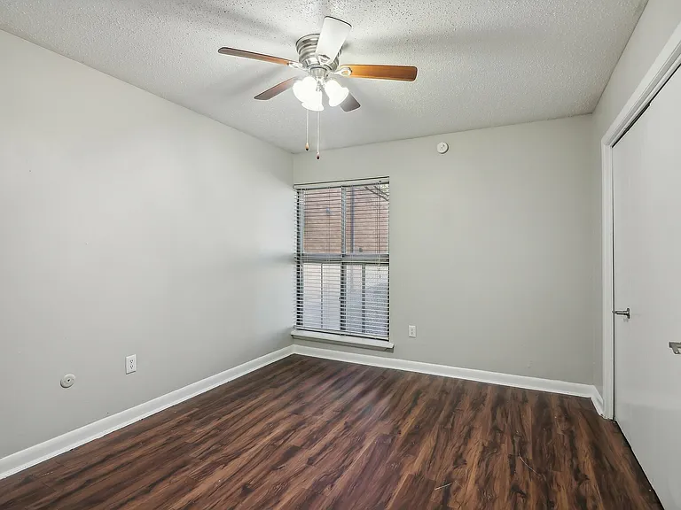 15-web-or-mls-James Ave-013