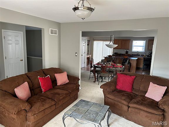 2nd image of 15467 Jost Main St