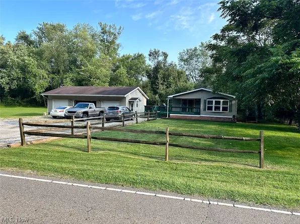 469-471 E Canal St, Newcomerstown, OH 43832