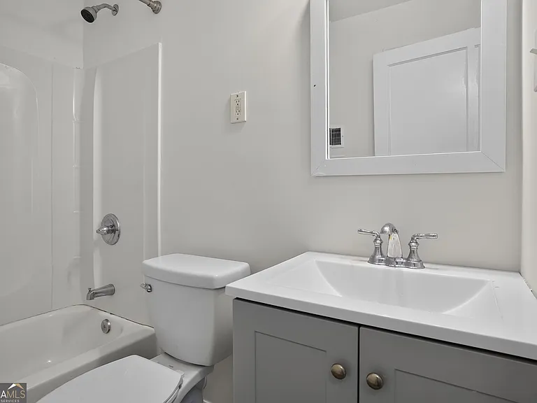 862 Slaton St — Photo 14