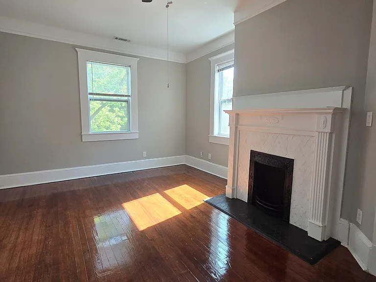 653 E Henry St — Photo 3