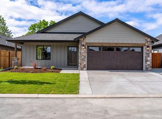 1015 River Mist Ln, Grants Pass, OR 97527