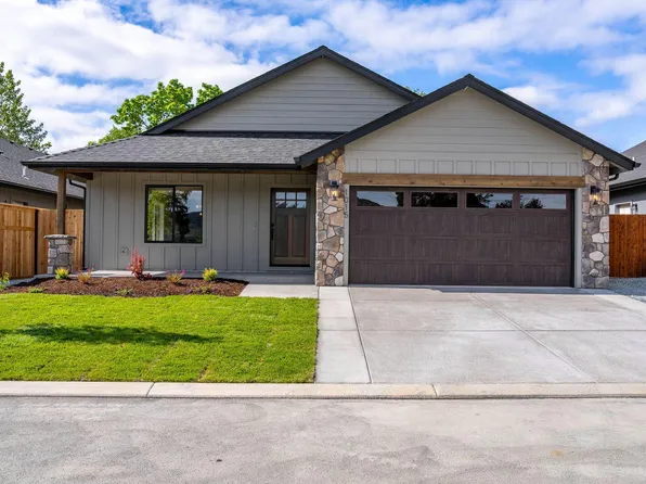 1015 River Mist Ln, Grants Pass, OR 97527