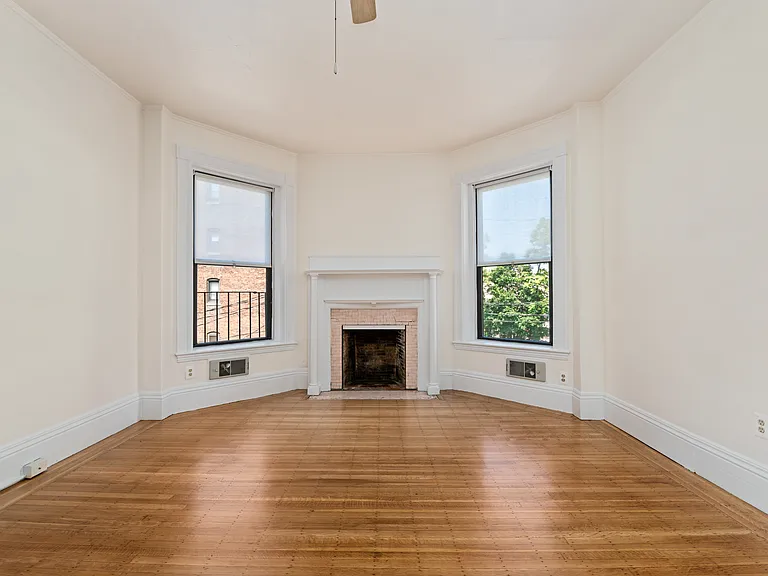 9 Buswell St #2R — Photo 3