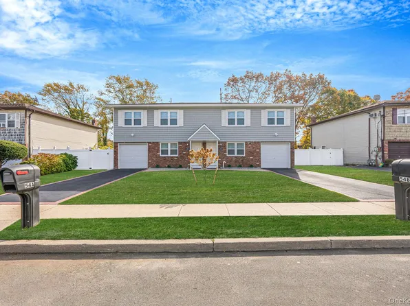 54 Evergreen St #A, West Babylon, NY 11704