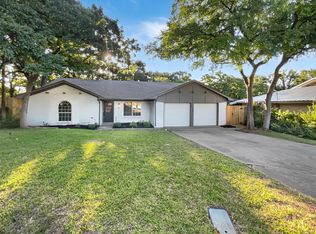 2120 Crown Colony Ct, Bedford, TX 76021