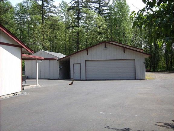 Huge shop, divided into 3 areas, total of 66x48