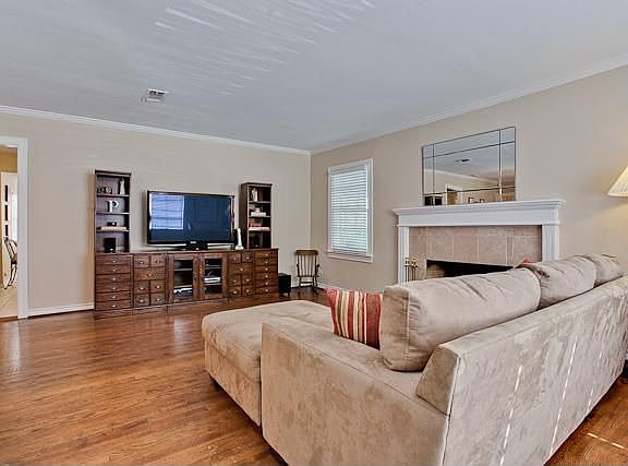 3rd image of 5903 Richmond Ave