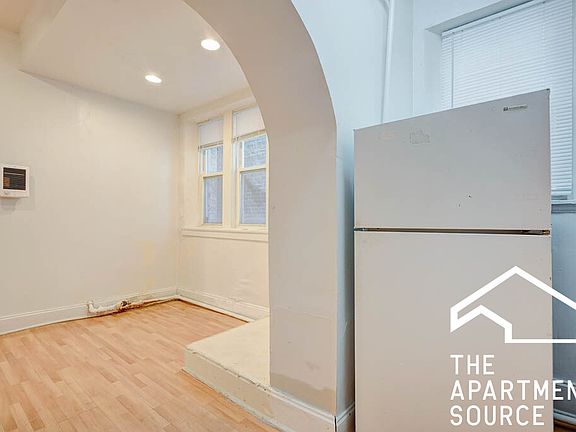 3rd image of 6818 N Wayne Ave APT 1