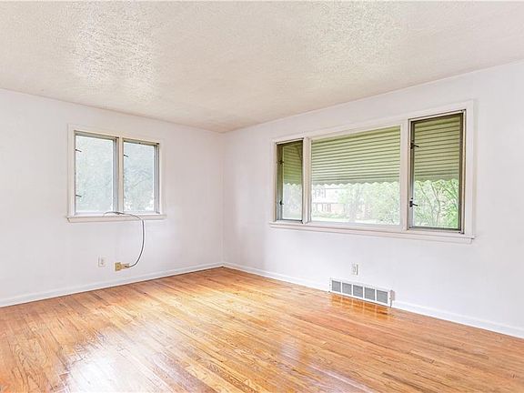 3rd image of 5213 Old Oxford Ln