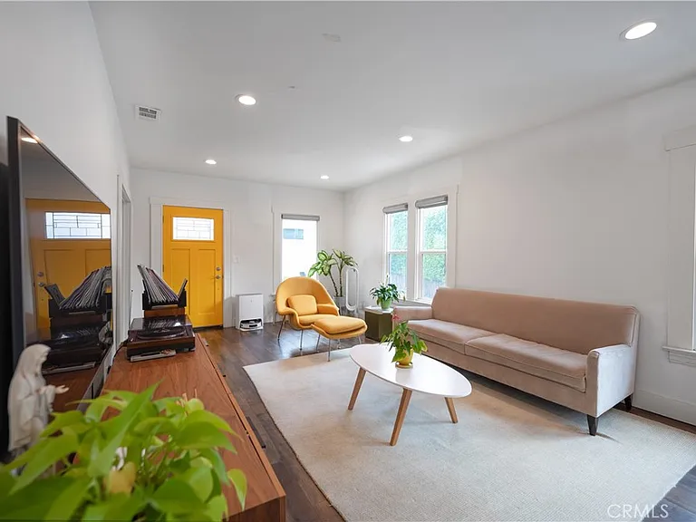 1553 Talmadge St — Photo 3