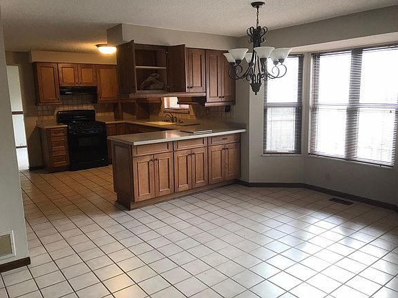 3rd image of 305 Burns Dr