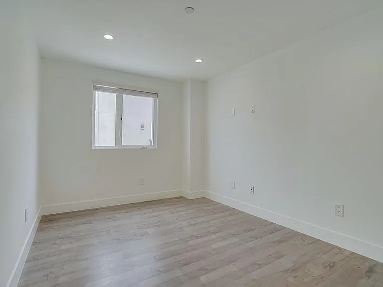 2300 Carmona Ave — Photo 26