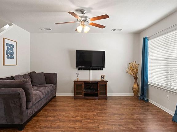 3rd image of 146 Preston Trl